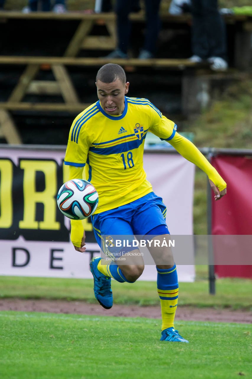 Jordan Larsson i P18-landskampen i fotboll mellan Sverige
