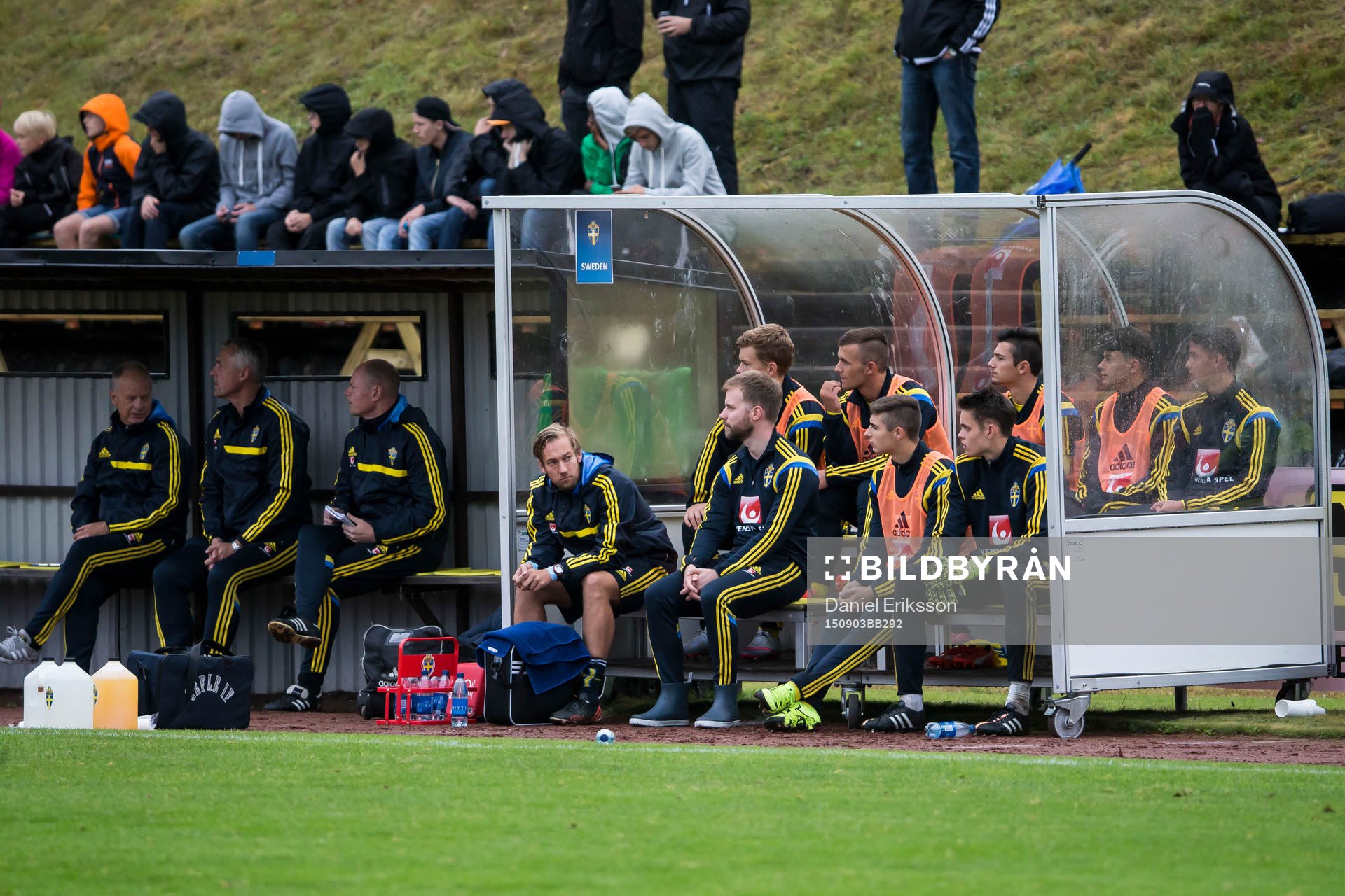 Den svenska bänken i P18-landskampen i fotboll mellan