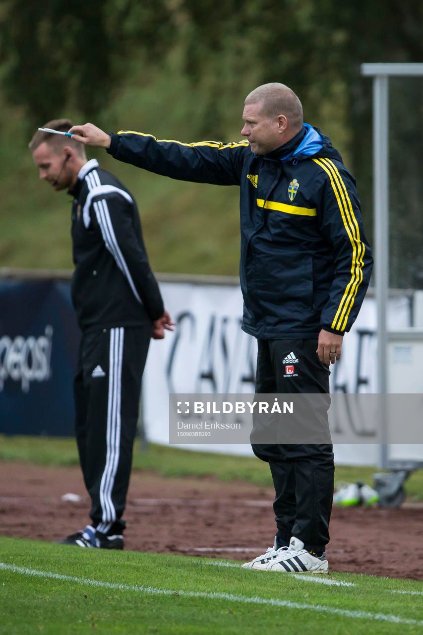 Förbundskapten Tomas Turesson i P18-landskampen i fotboll mellan Sverige och Norge den 3 september i Hofors