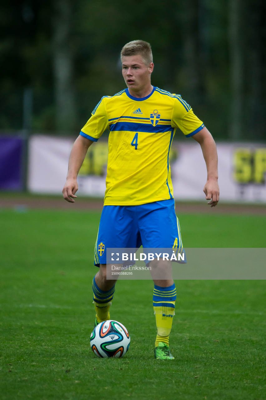 Alexander Leksell i P18-landskampen i fotboll mellan