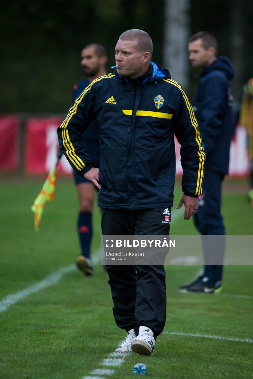 Förbundskapten Tomas Turesson i P18-landskampen i fotboll mellan Sverige och Norge den 3 september i Hofors