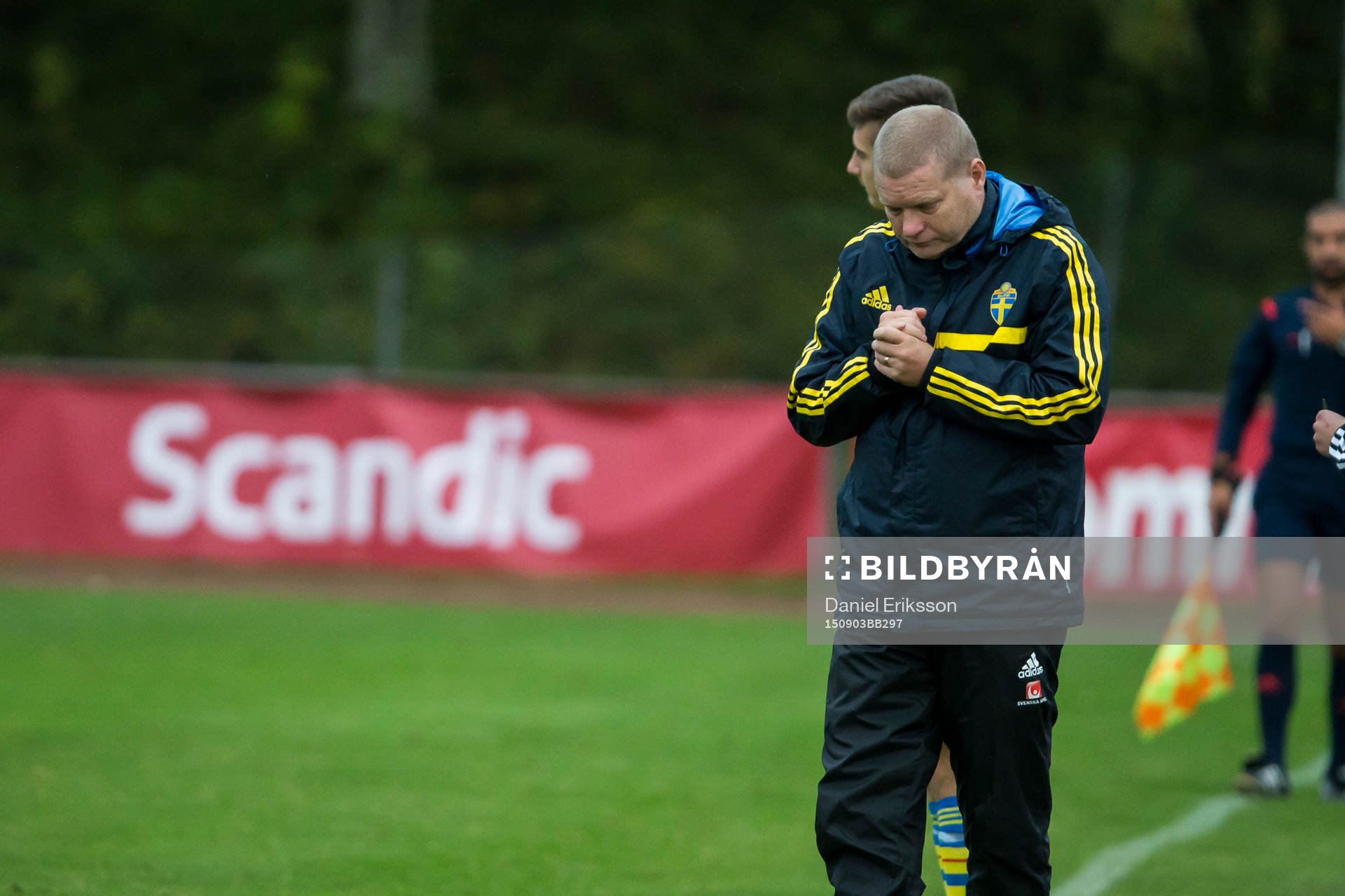Förbundskapten Tomas Turesson i P18-landskampen i fotboll mellan Sverige och Norge den 3 september i Hofors