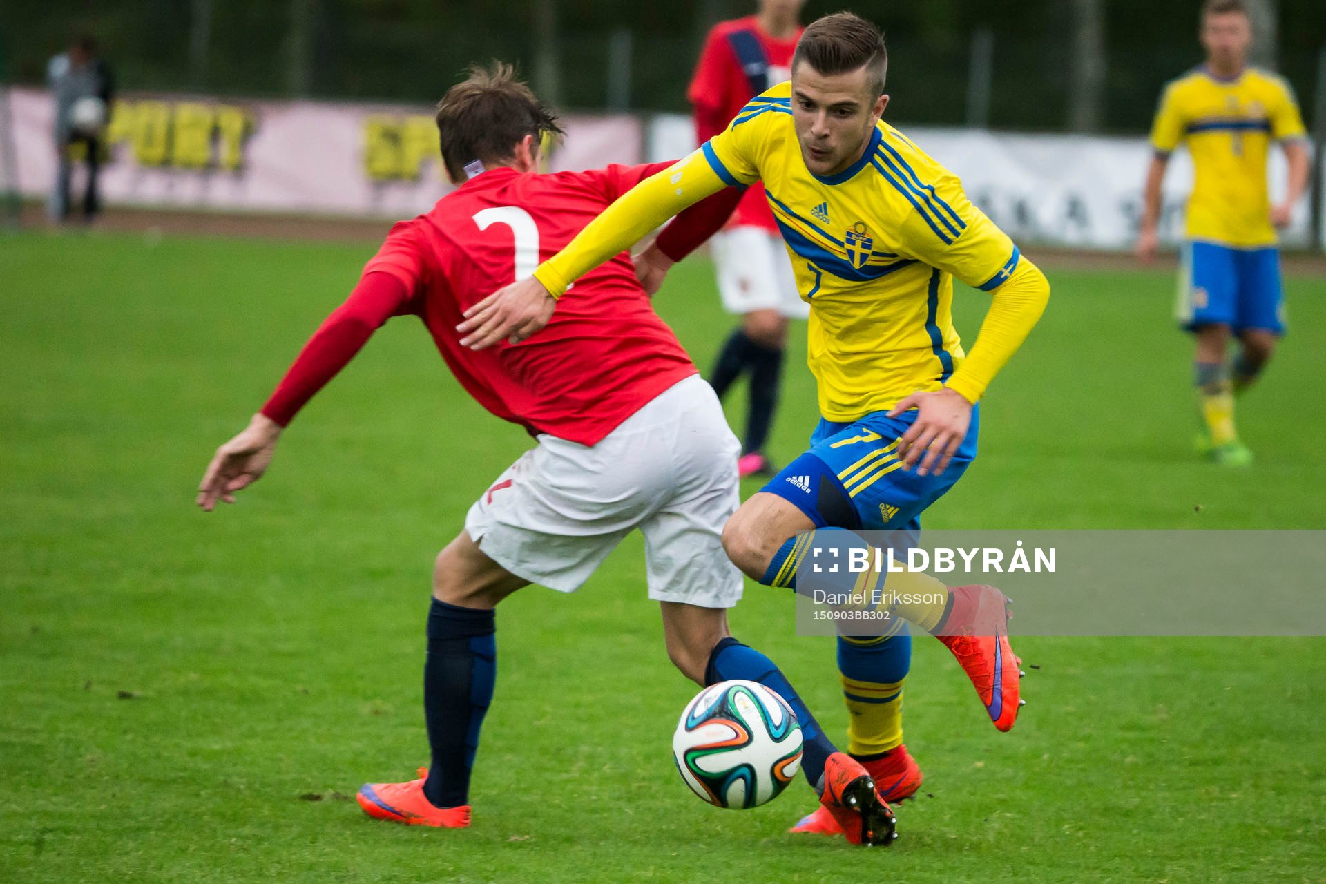Filip Sachpekidis i kamp med Julian Ryerson i P18-landskampen i fotboll mellan Sverige och Norge den 3 september i Hofors