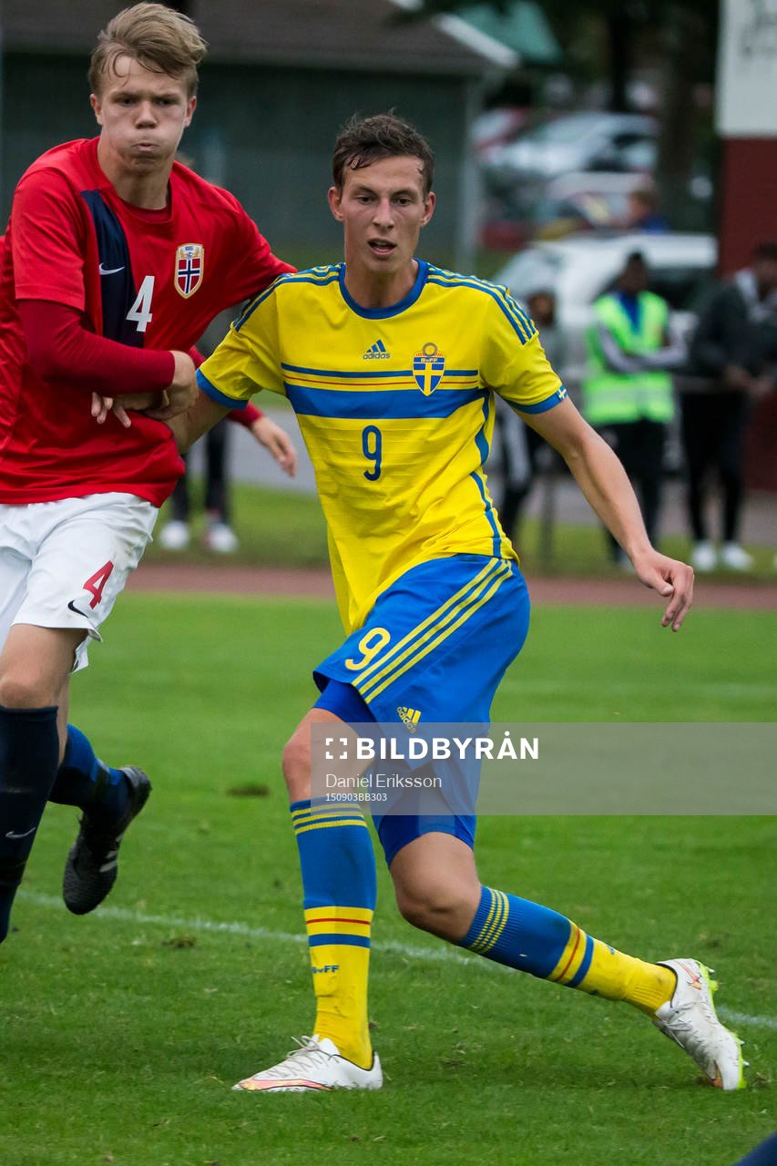 Gustaf Nilsson i kamp med Eirik Haugan i P18-landskampen i fotboll mellan Sverige och Norge den 3 september i Hofors