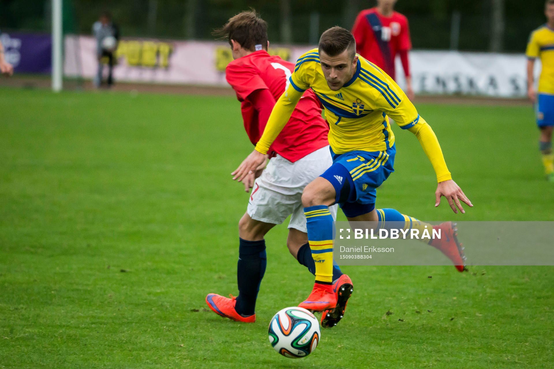 Filip Sachpekidis i kamp med Julian Ryerson i P18-landskampen i fotboll mellan Sverige och Norge den 3 september i Hofors