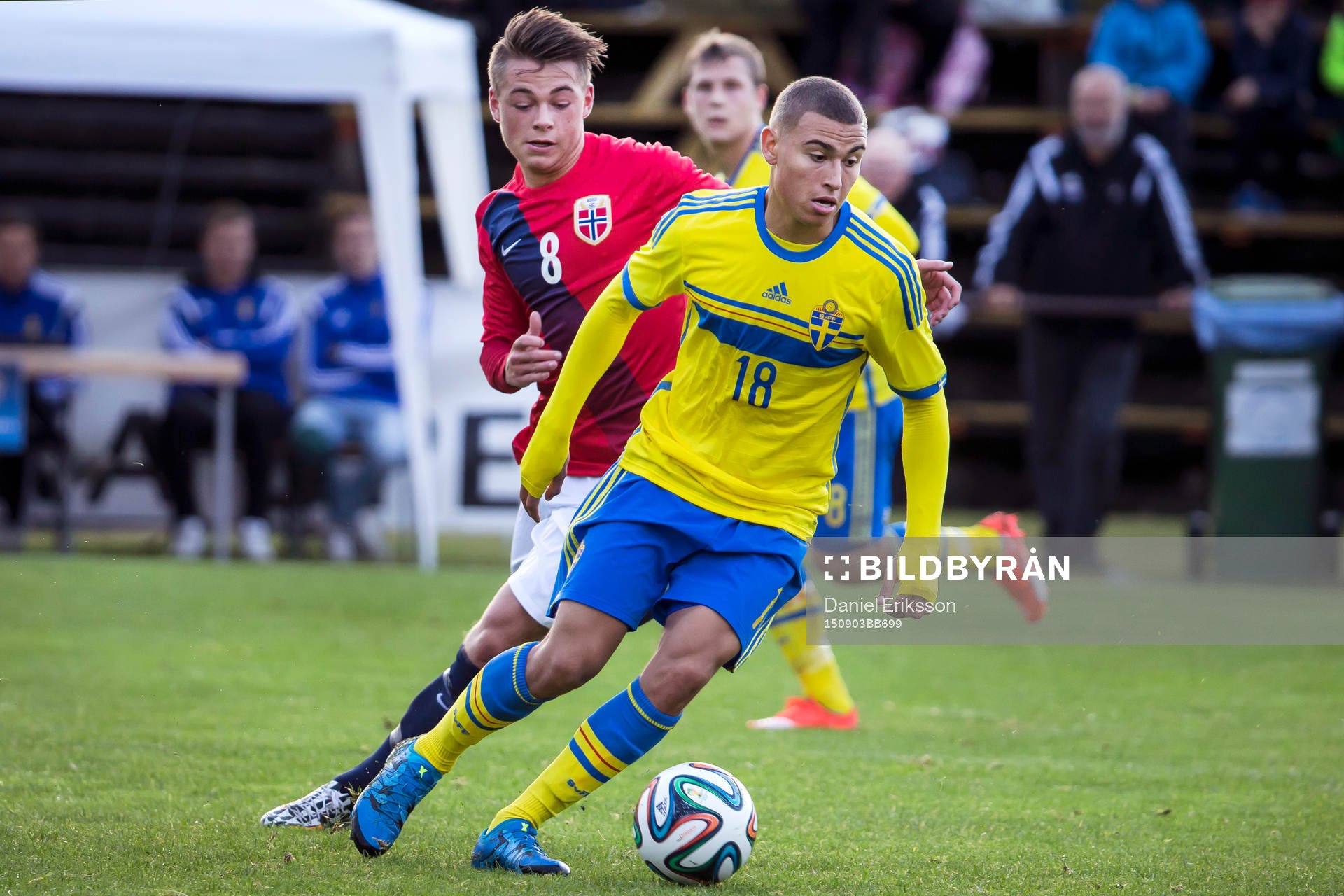 Jordan Larsson i P18-landskampen i fotboll mellan Sverige