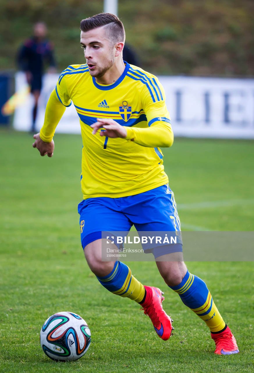 Filip Sachpekidis i P18-landskampen i fotboll mellan