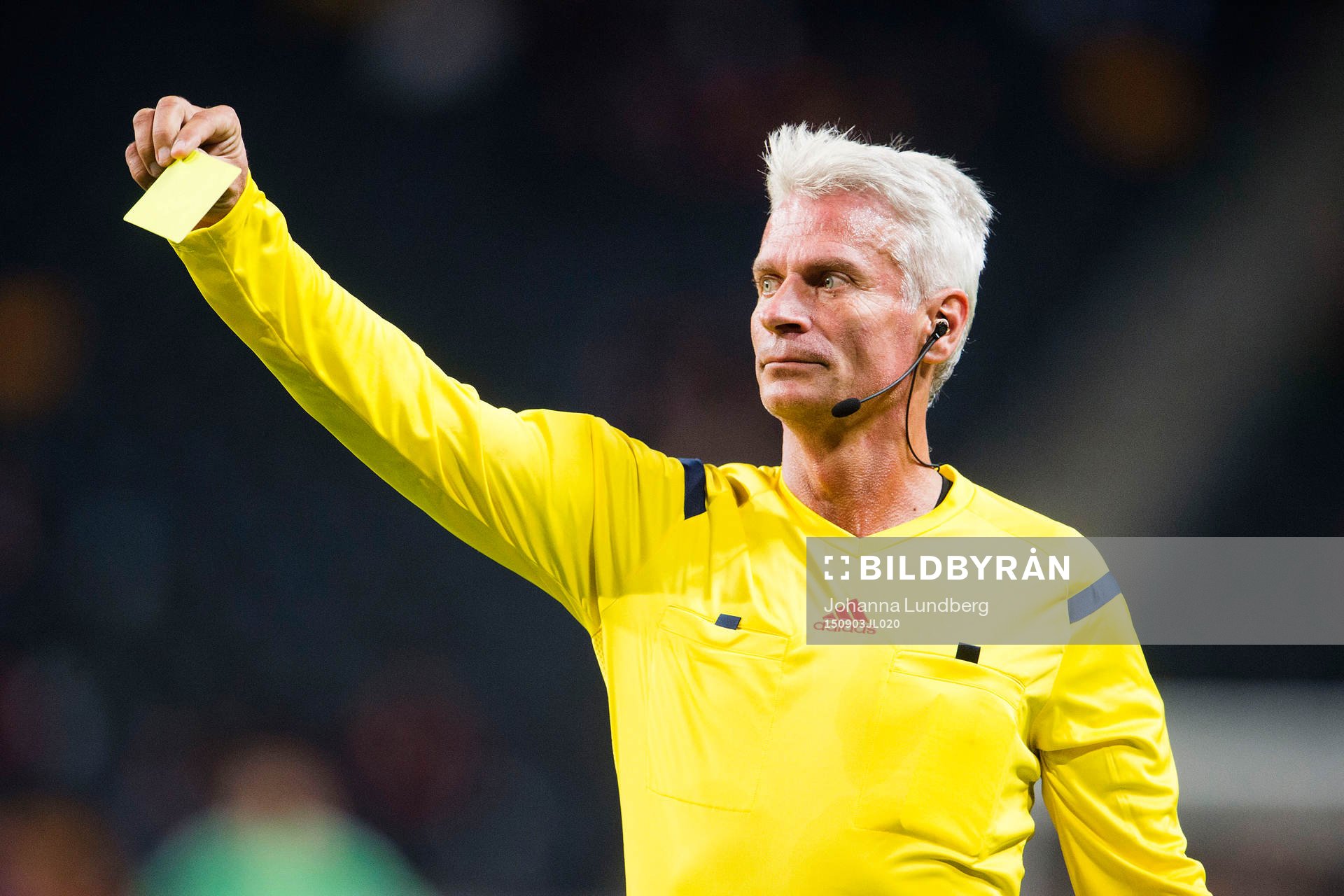 Domare Peter Fröjdfeldt visar ett gult kort