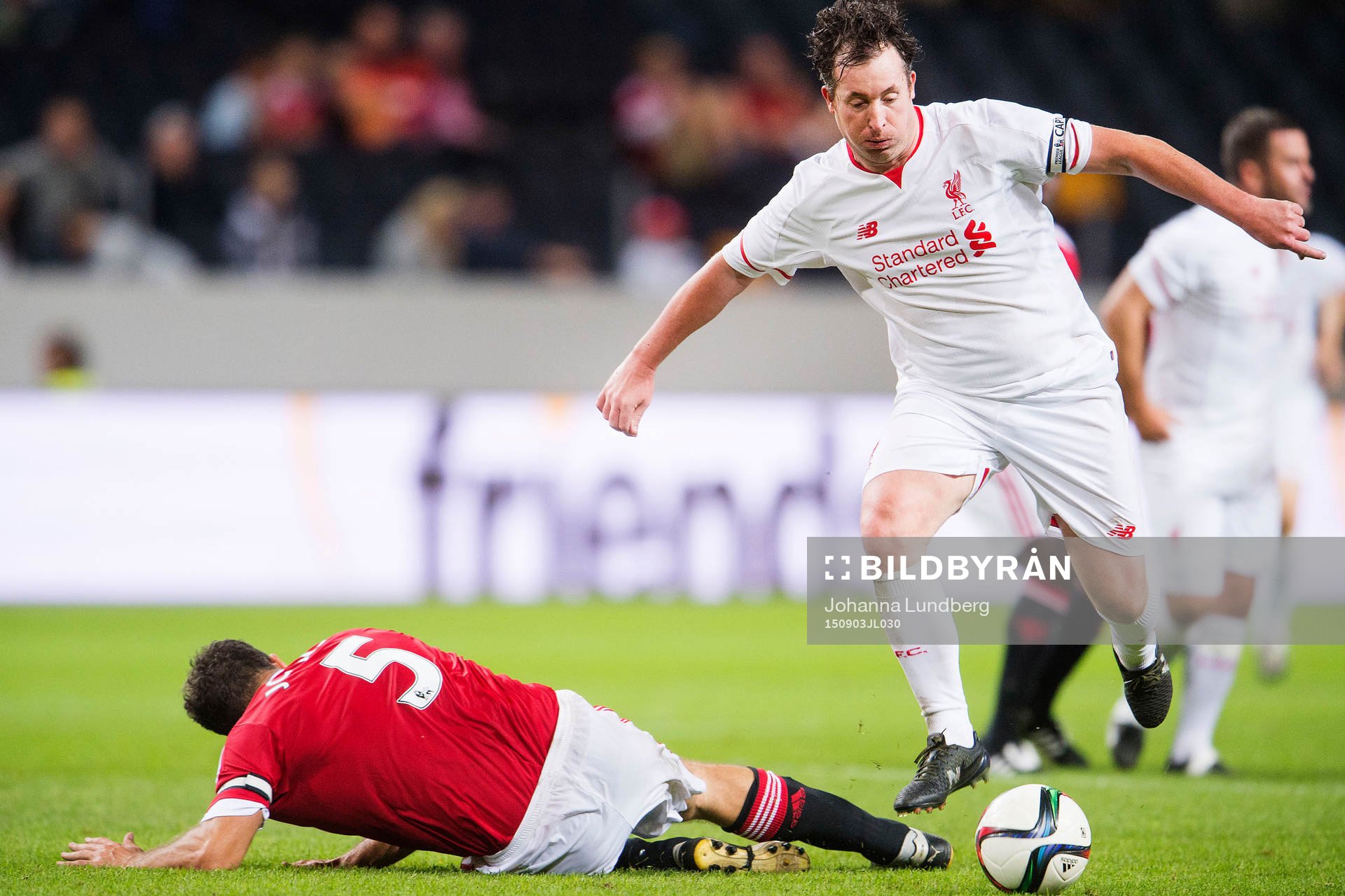Liverpools Robbie Fowler hoppar över Manchester Uniteds