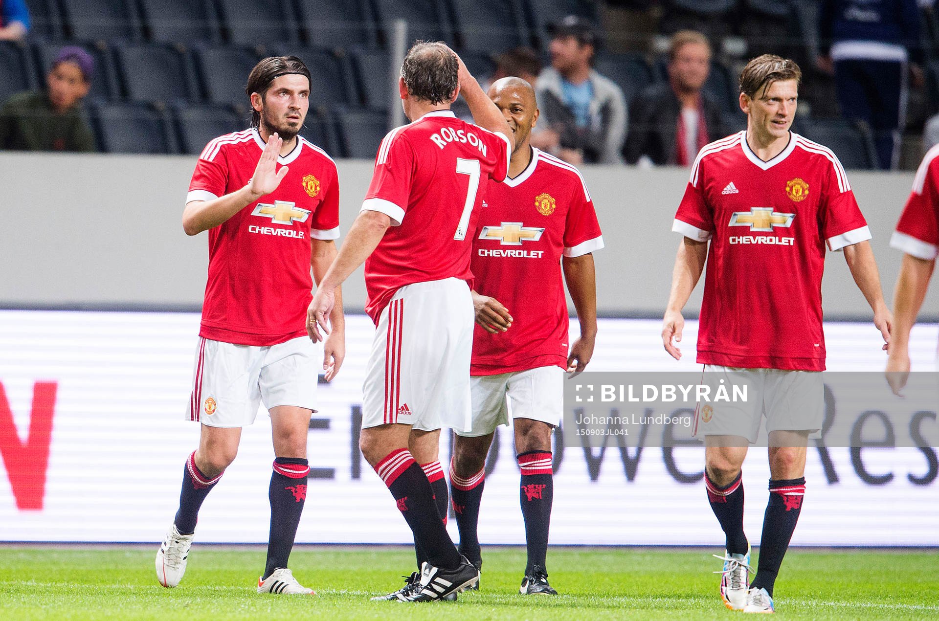 Manchester Uniteds Bojan Djordjic jublar med sina