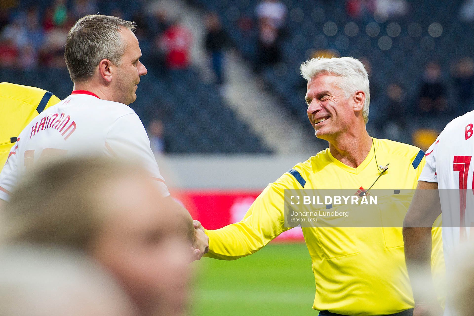 Domare Peter Fröjdfeldt hälsar på spelarna