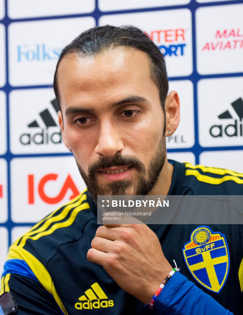 Erkan Zengin i mixed zone innan träningen med svenska