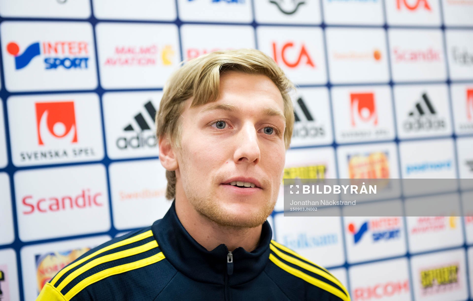 Emil Forsberg i mixed zone innan träningen med svenska