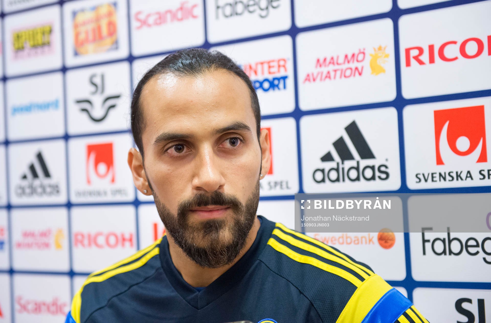 Erkan Zengin i mixed zone innan träningen med svenska