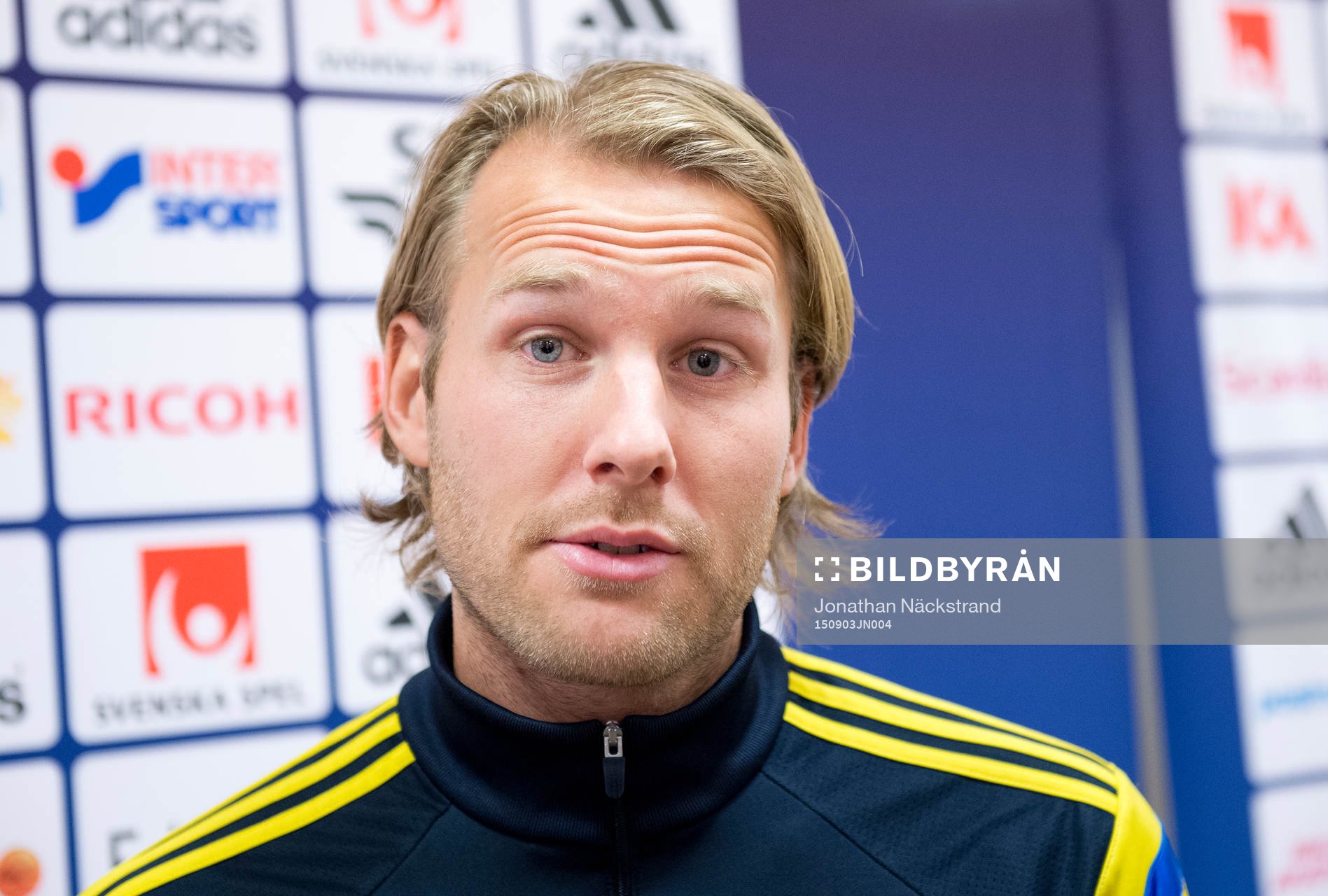 Ola Toivonen i mixed zone innan träningen med svenska