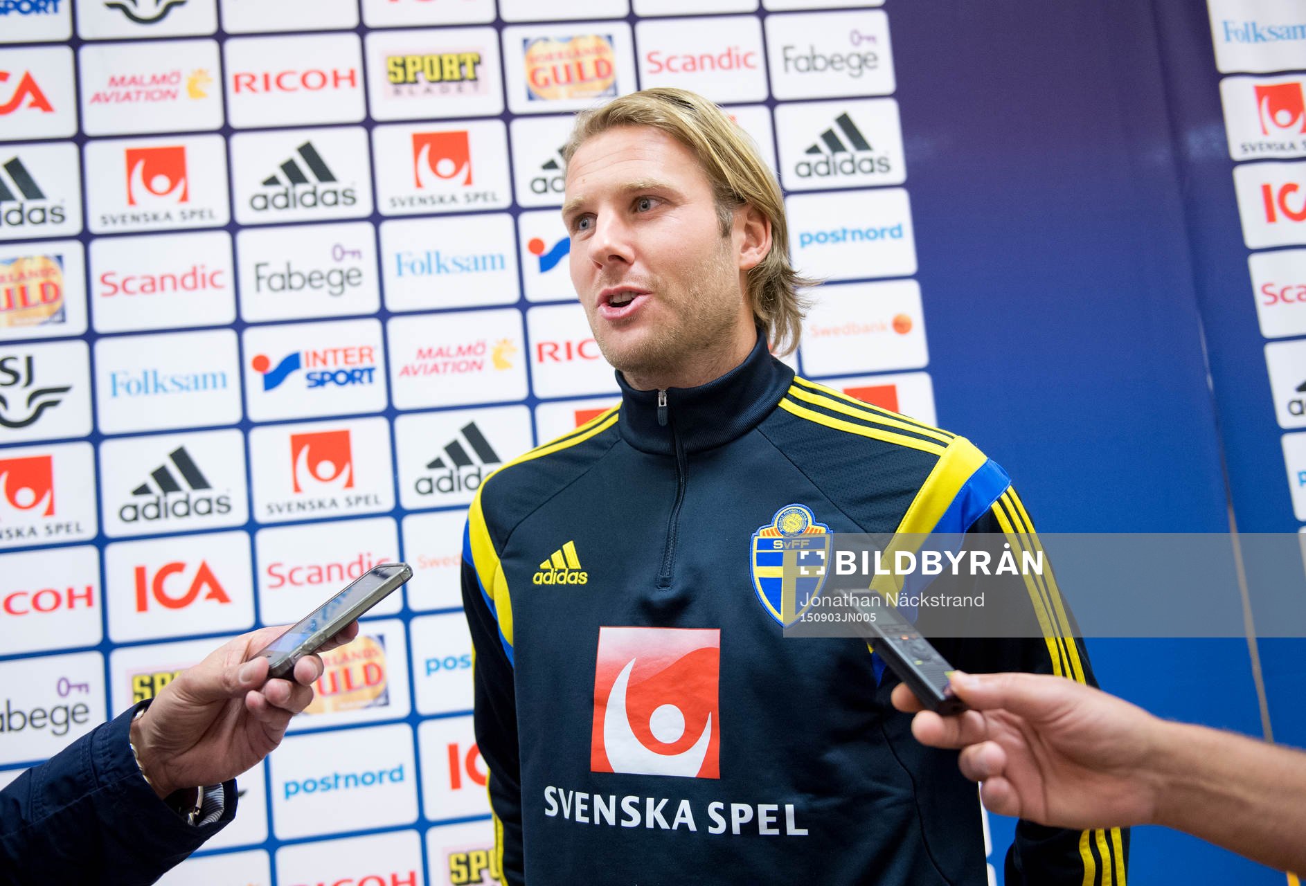 Ola Toivonen i mixed zone innan träningen med svenska