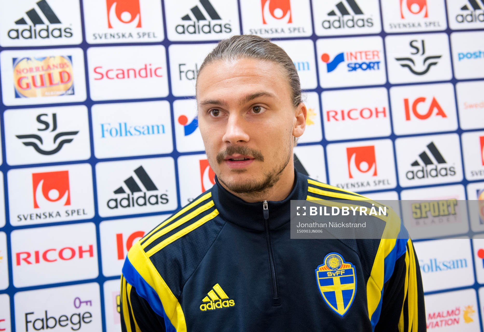 Erik Johansson i mixed zone innan träningen med svenska