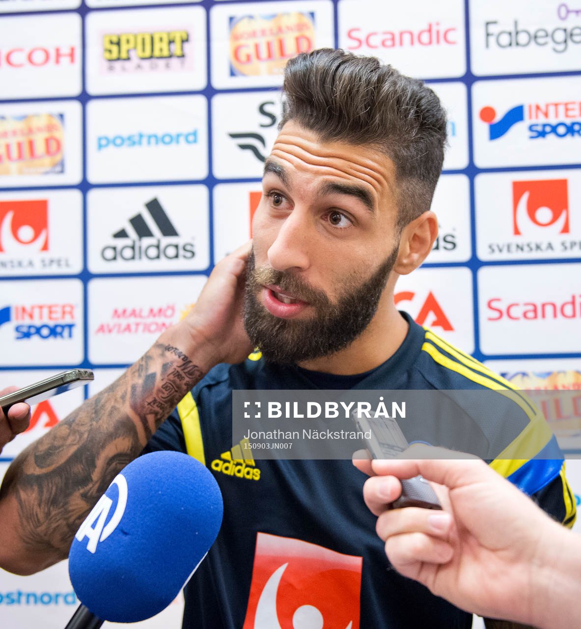Jimmy Durmaz i mixed zone innan träningen med svenska