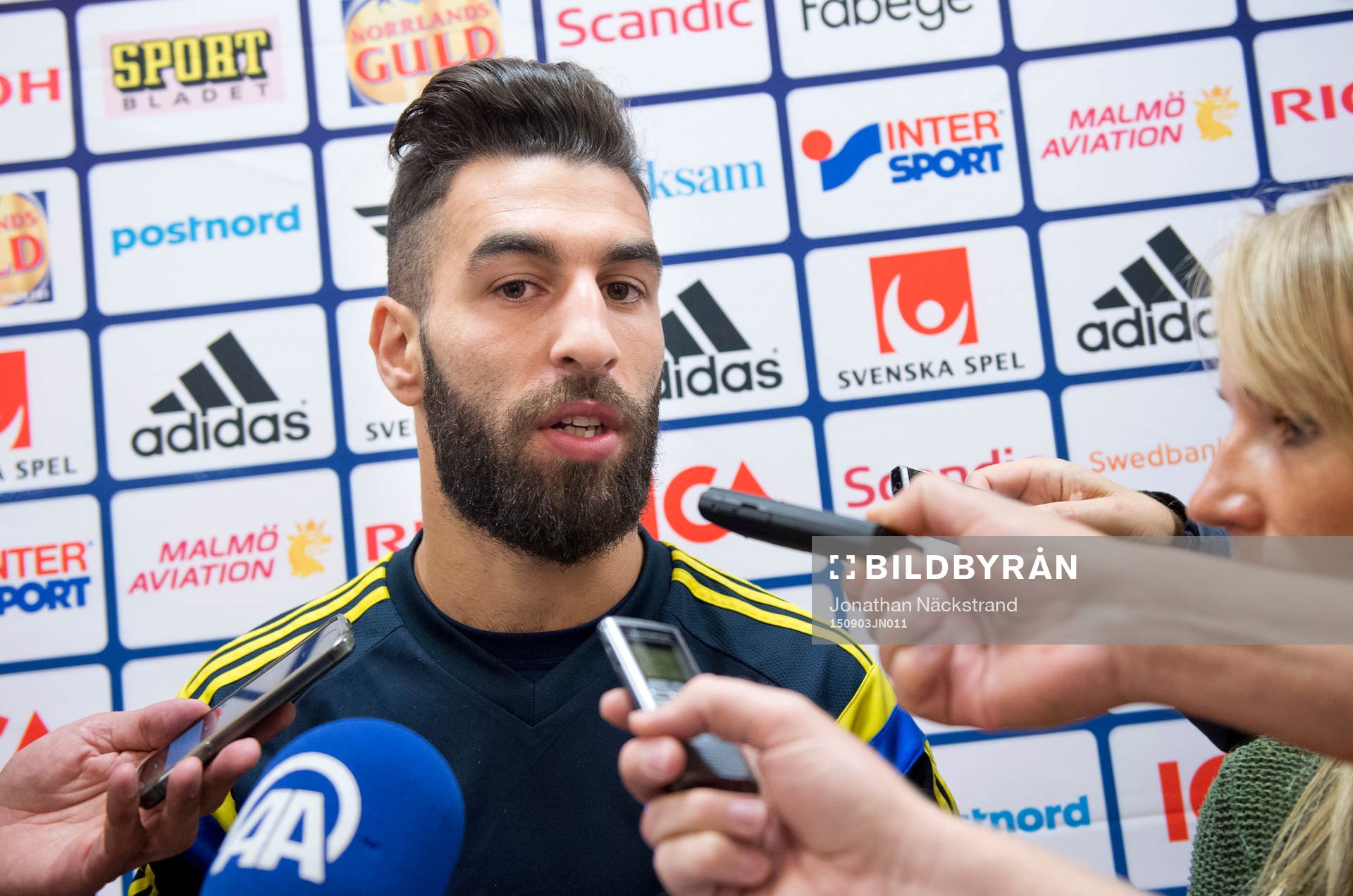 Jimmy Durmaz i mixed zone innan träningen med svenska