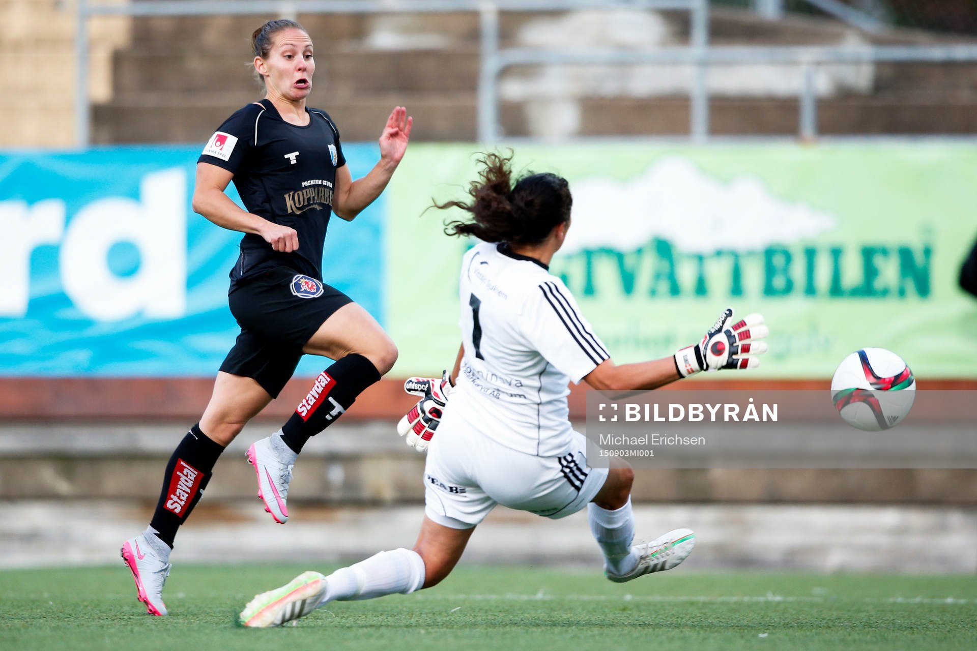 Göteborgs Manon Melis och Vittsjös målvakt Cecilie Breil