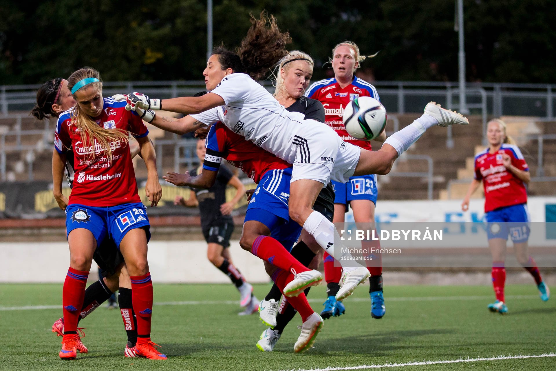 Vittsjös målvakt Cecilie Breil Kramer kolliderar med