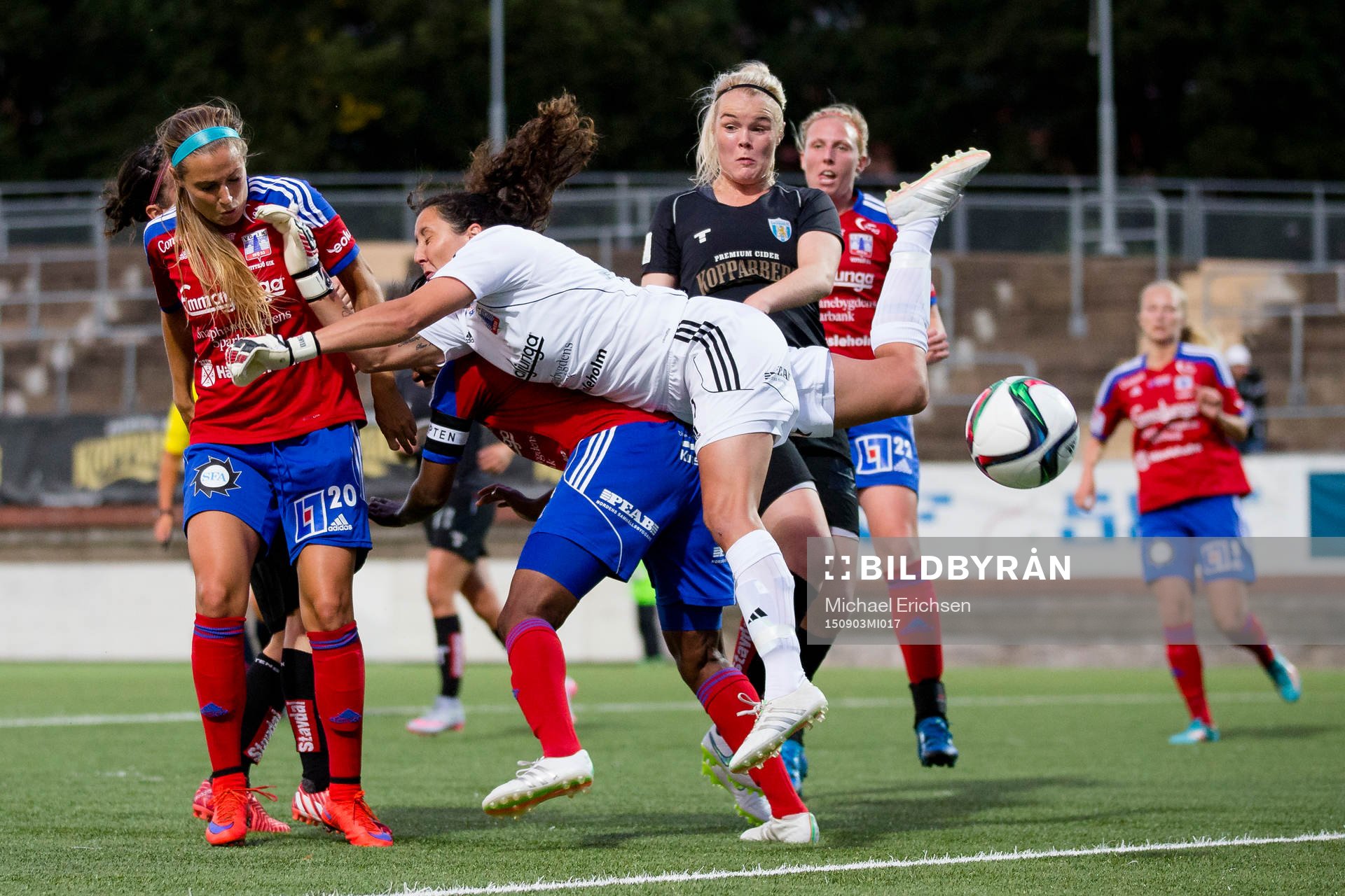 Vittsjös målvakt Cecilie Breil Kramer kolliderar med