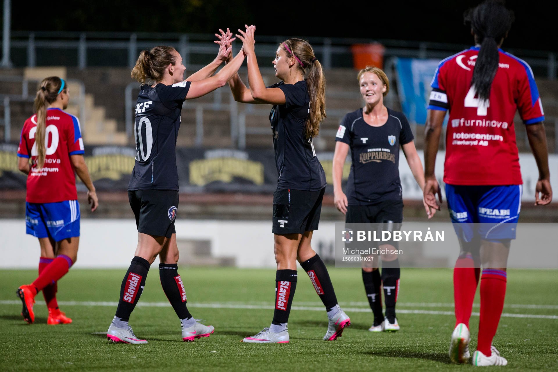 Göteborgs Lieke Martens jublar ihop med Manon Melis