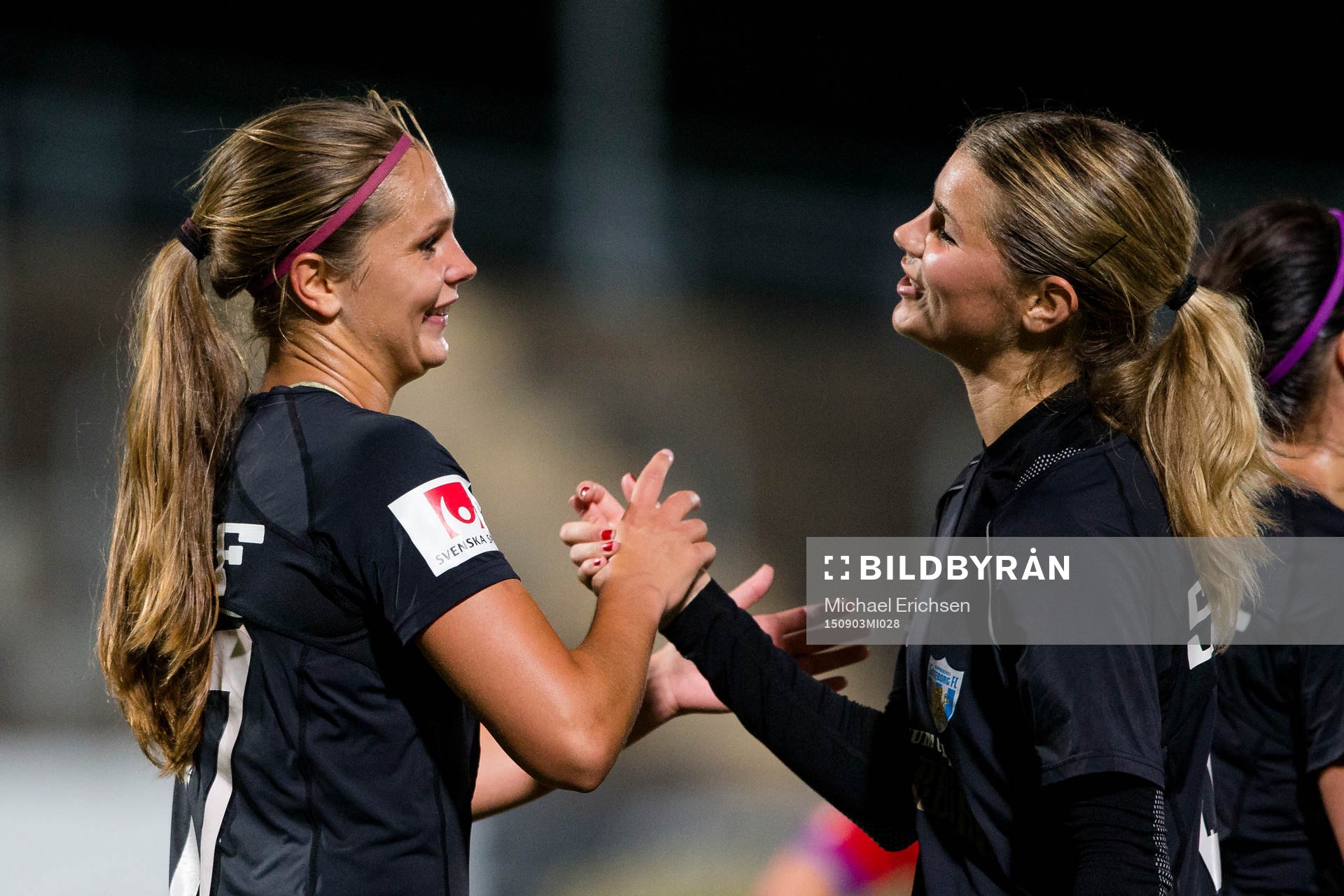 Göteborgs Lieke Martens jublar ihop med Andrine Hegerberg efter att ha gjort 3-1 under fotbollsmatchen i Damallsvenskan mellan Kopparbergs/Göteborg FC och Vittsjö den 3 september 2015 i Göteborg.
