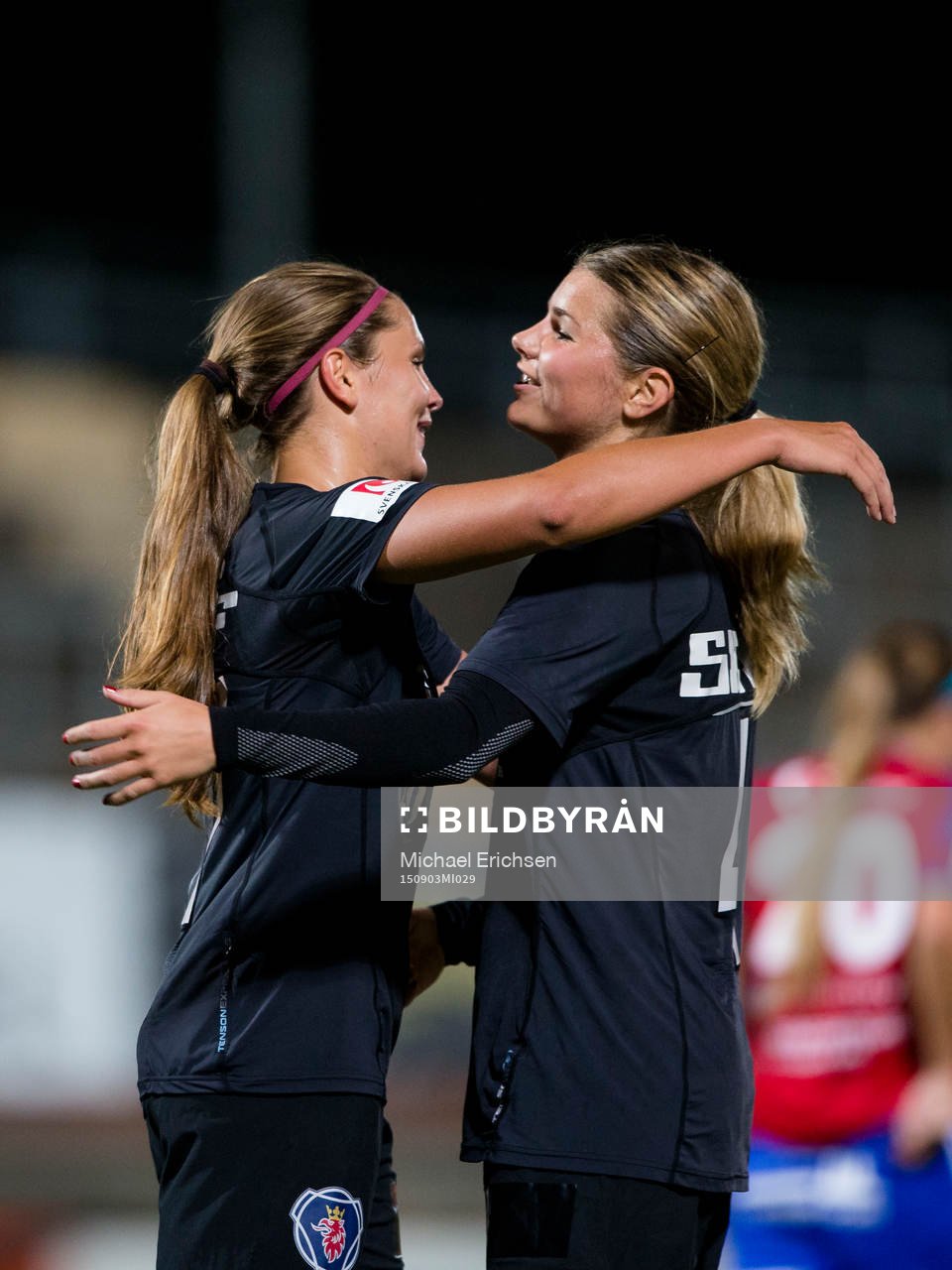 Göteborgs Lieke Martens jublar ihop med Andrine Hegerberg