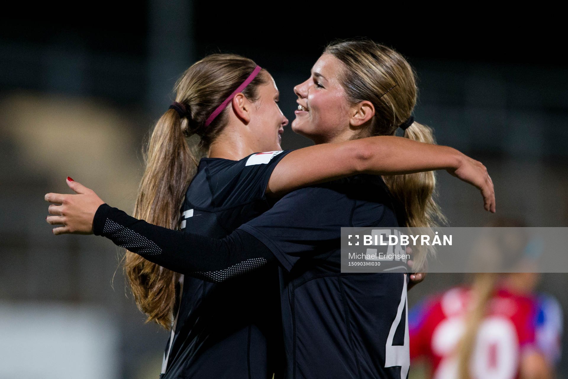 Göteborgs Lieke Martens jublar ihop med Andrine Hegerberg efter att ha gjort 3-1 under fotbollsmatchen i Damallsvenskan mellan Kopparbergs/Göteborg FC och Vittsjö den 3 september 2015 i Göteborg.