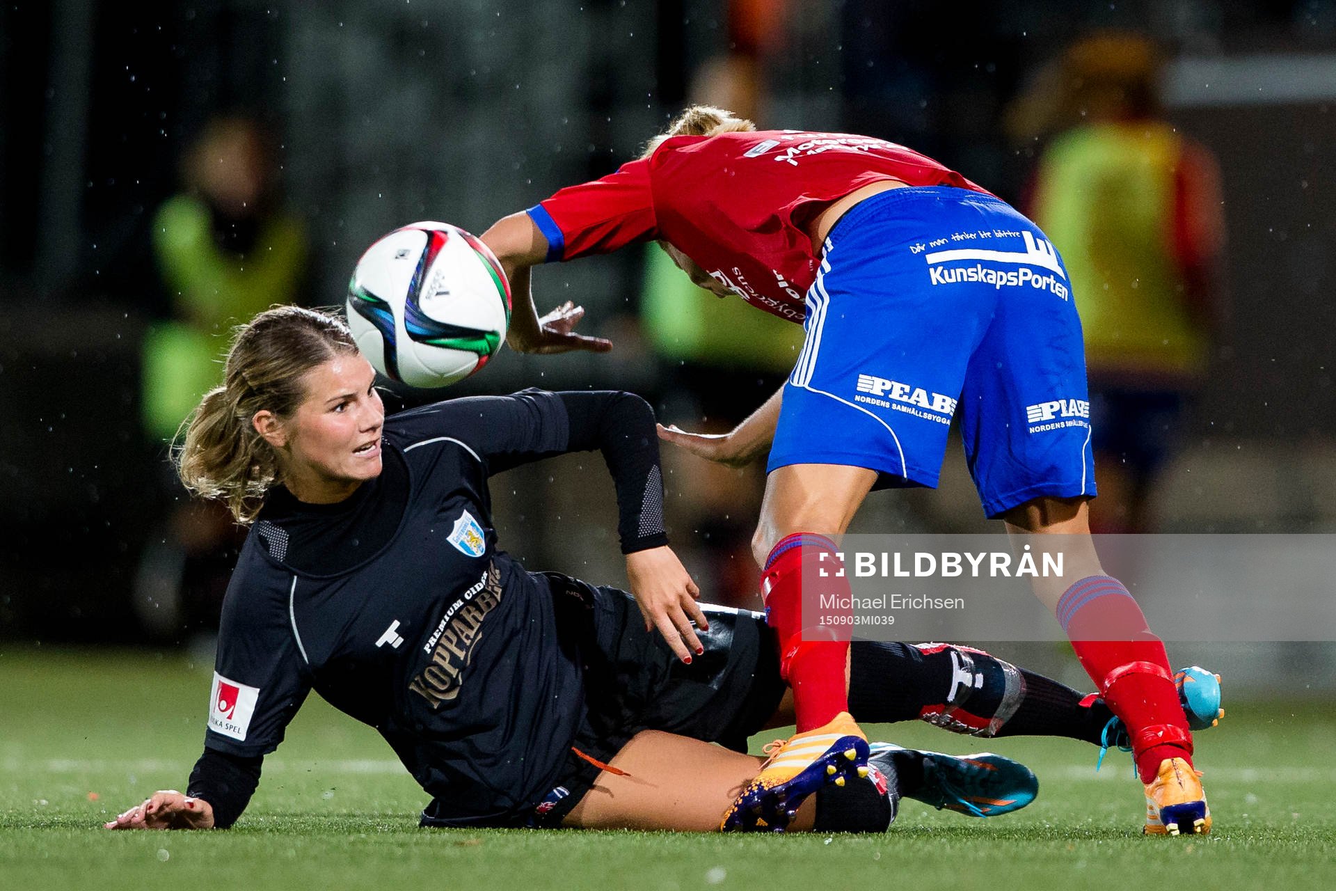 Göteborgs Andrine Hegerberg  glidtacklar Vittsjös Therese