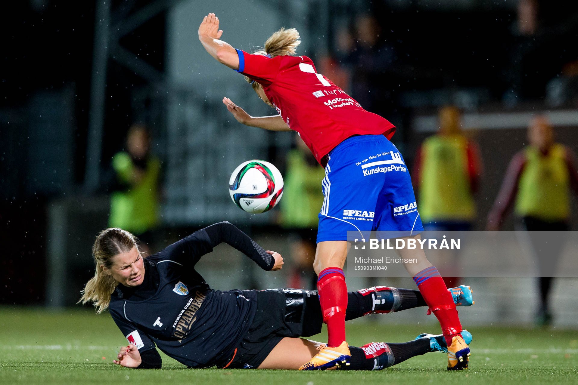 Göteborgs Andrine Hegerberg  glidtacklar Vittsjös Therese