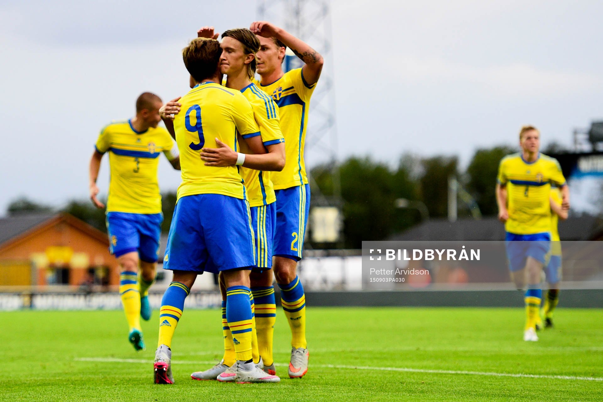 Sveriges Arber Zeneli och Kristoffer Olsson jublar