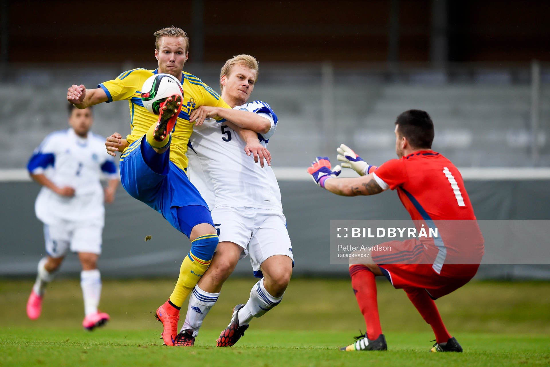 Sveriges Gustav Engvall och San Marinos Pietro Zanotti och målvakt Andrea Manzaroli under fotbollsmatchen i kvalet till U21-EM mellan Sverige och San Marino den 3 september 2015 i Mjällby.