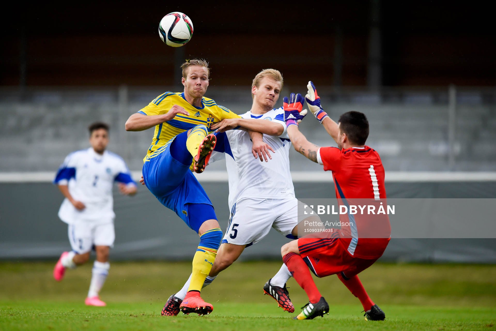 Sveriges Gustav Engvall och San Marinos Pietro Zanotti och målvakt Andrea Manzaroli under fotbollsmatchen i kvalet till U21-EM mellan Sverige och San Marino den 3 september 2015 i Mjällby.