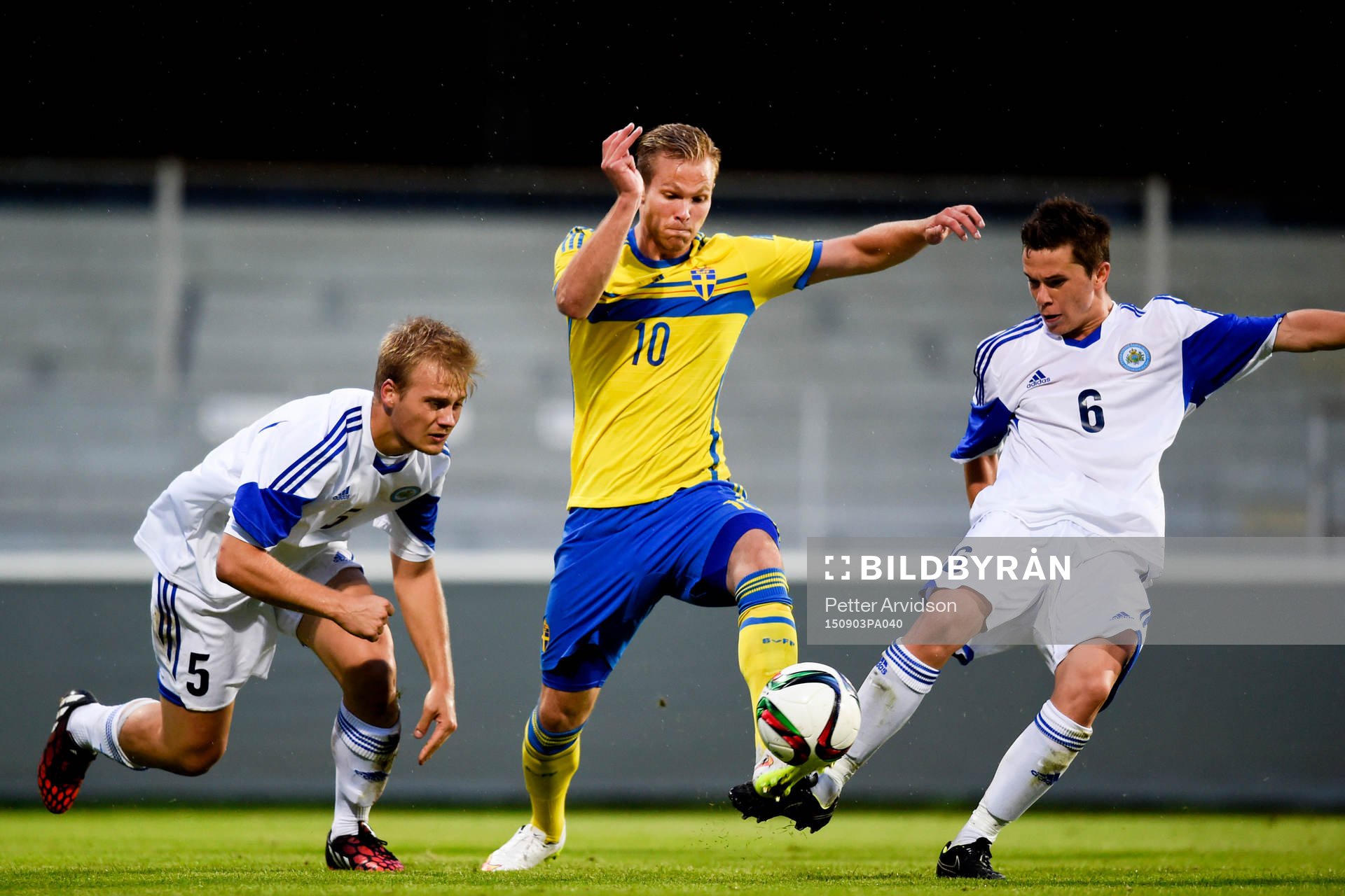 San Marinos Pietro Zanotti och Andrea Grandoni och Sveriges Gustav Engvall under fotbollsmatchen i kvalet till U21-EM mellan Sverige och San Marino den 3 september 2015 i Mjällby.