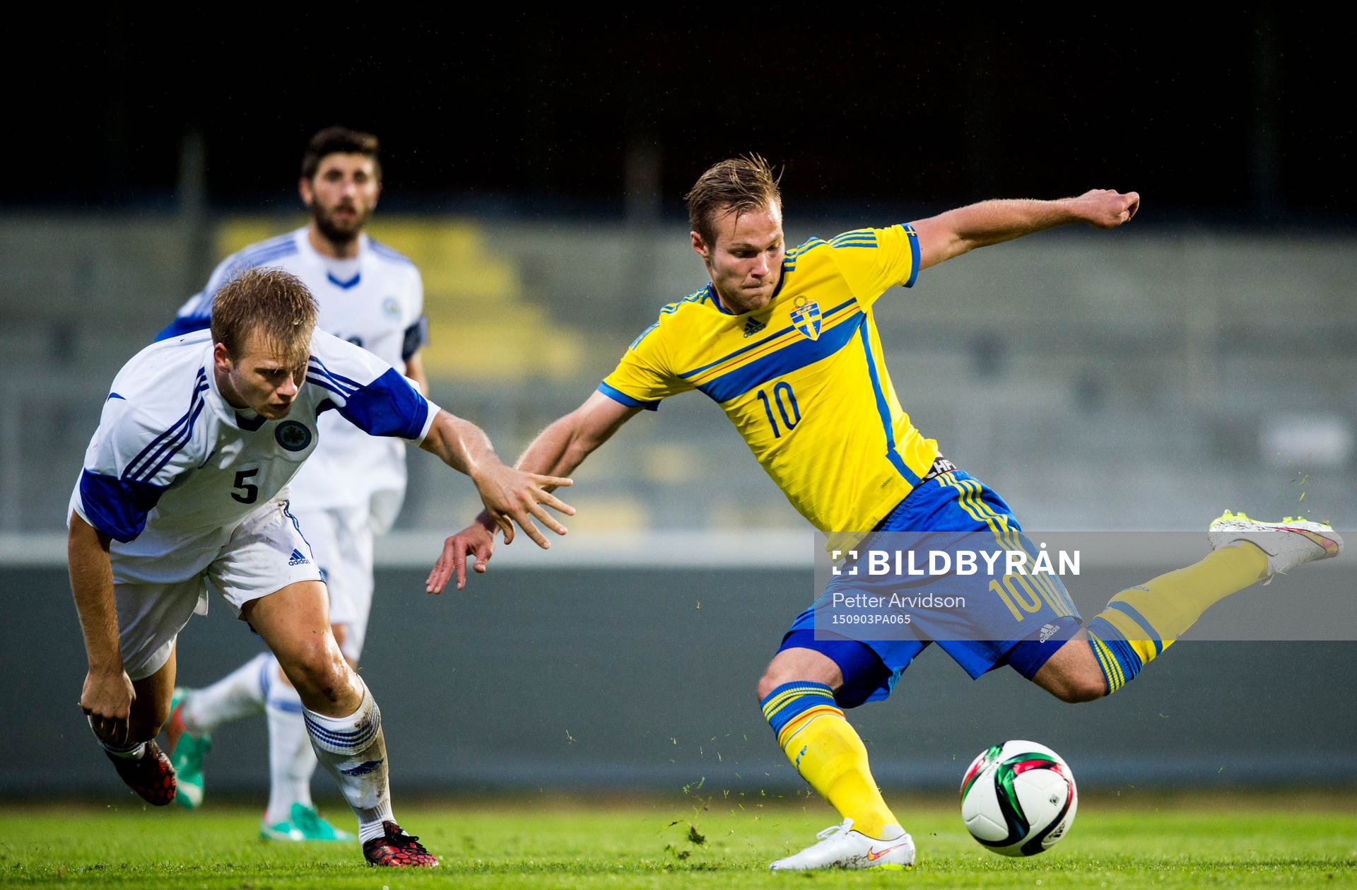 San Marinos Pietro Zanotti och Sveriges Gustav Engvall under fotbollsmatchen i kvalet till U21-EM mellan Sverige och San Marino den 3 september 2015 i Mjällby.