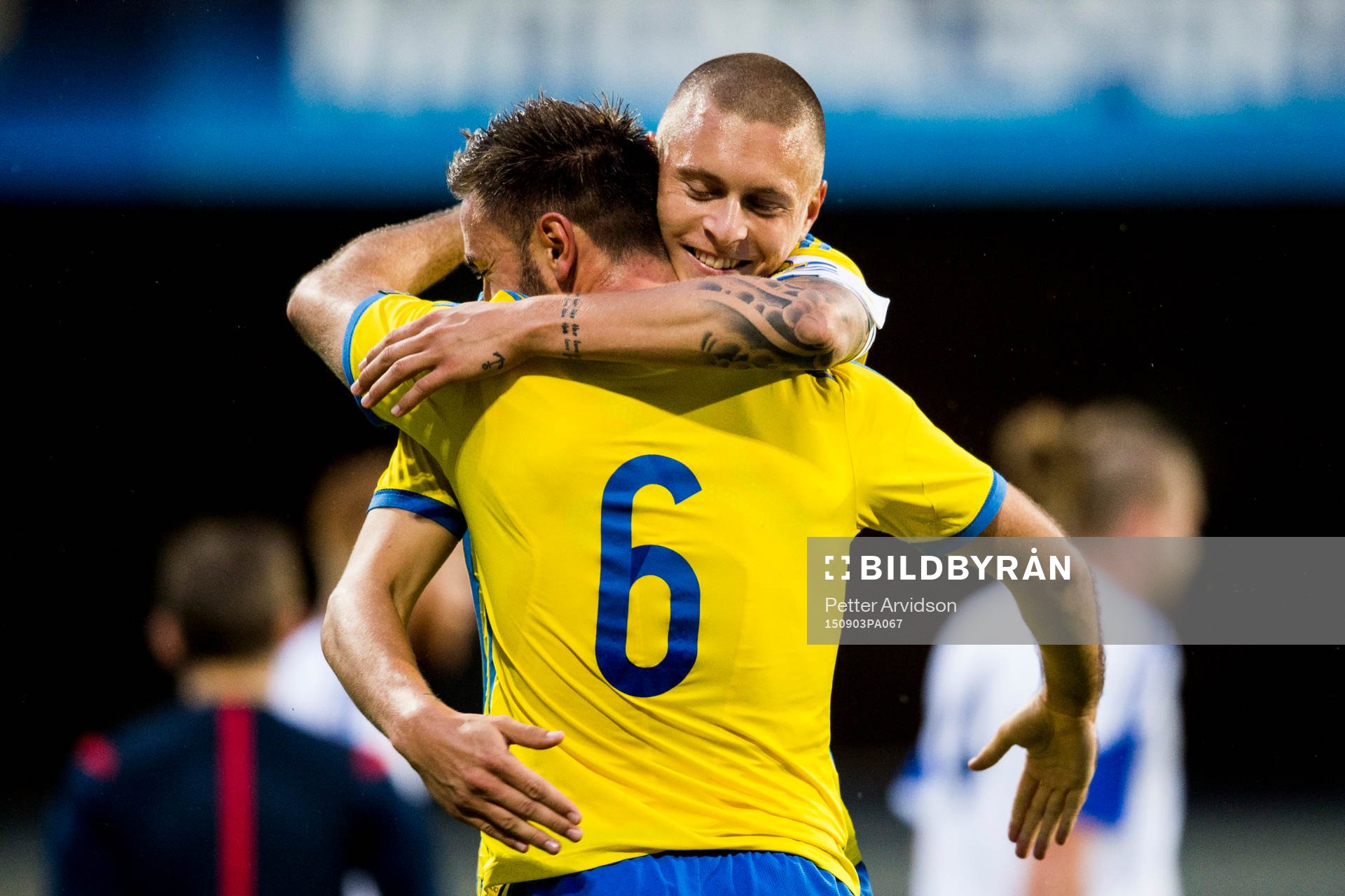 Sveriges Victor Nilsson Lindelöf kramar om Muamer Tankovic