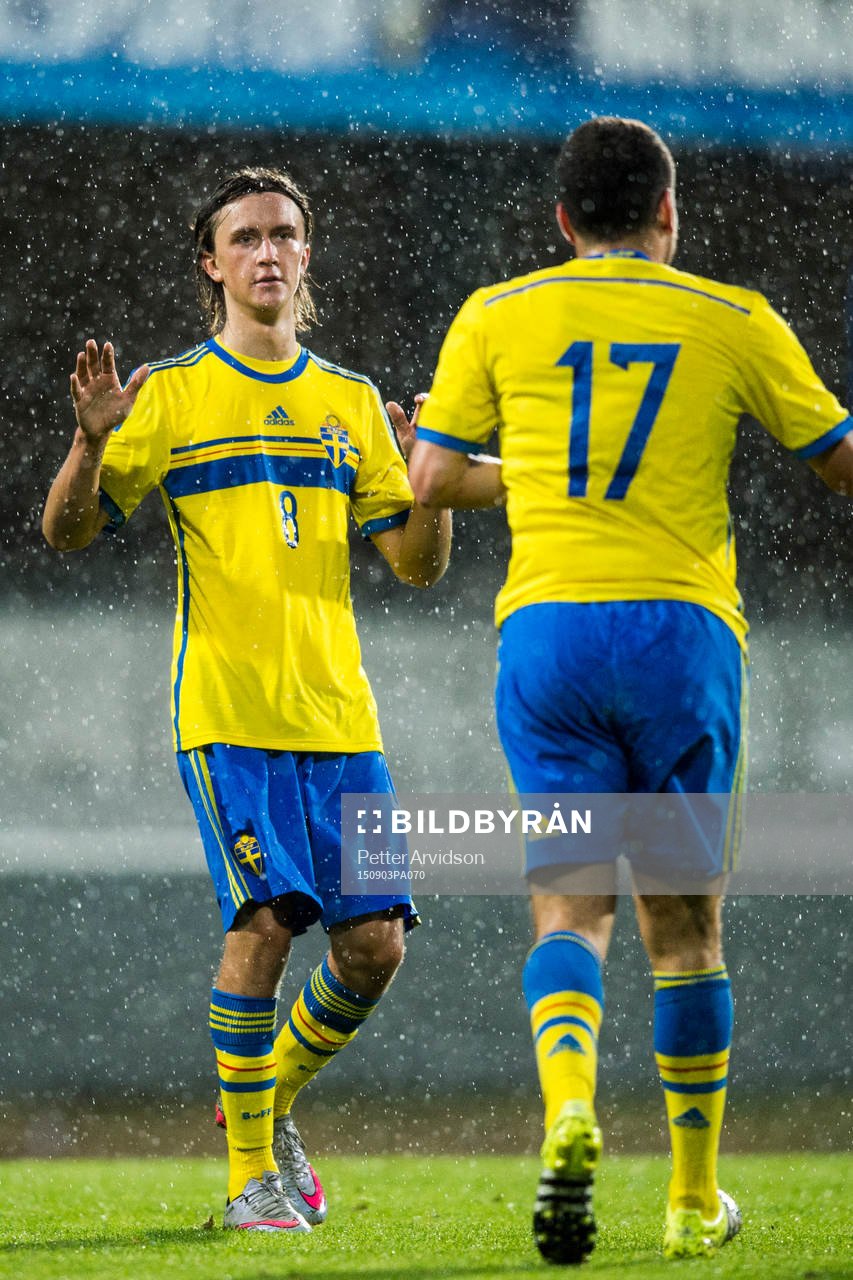 Sveriges Kristoffer Olsson jublar med Kerim Mrabti efter 3-0 under fotbollsmatchen i kvalet till U21-EM mellan Sverige och San Marino den 3 september 2015 i Mjällby.