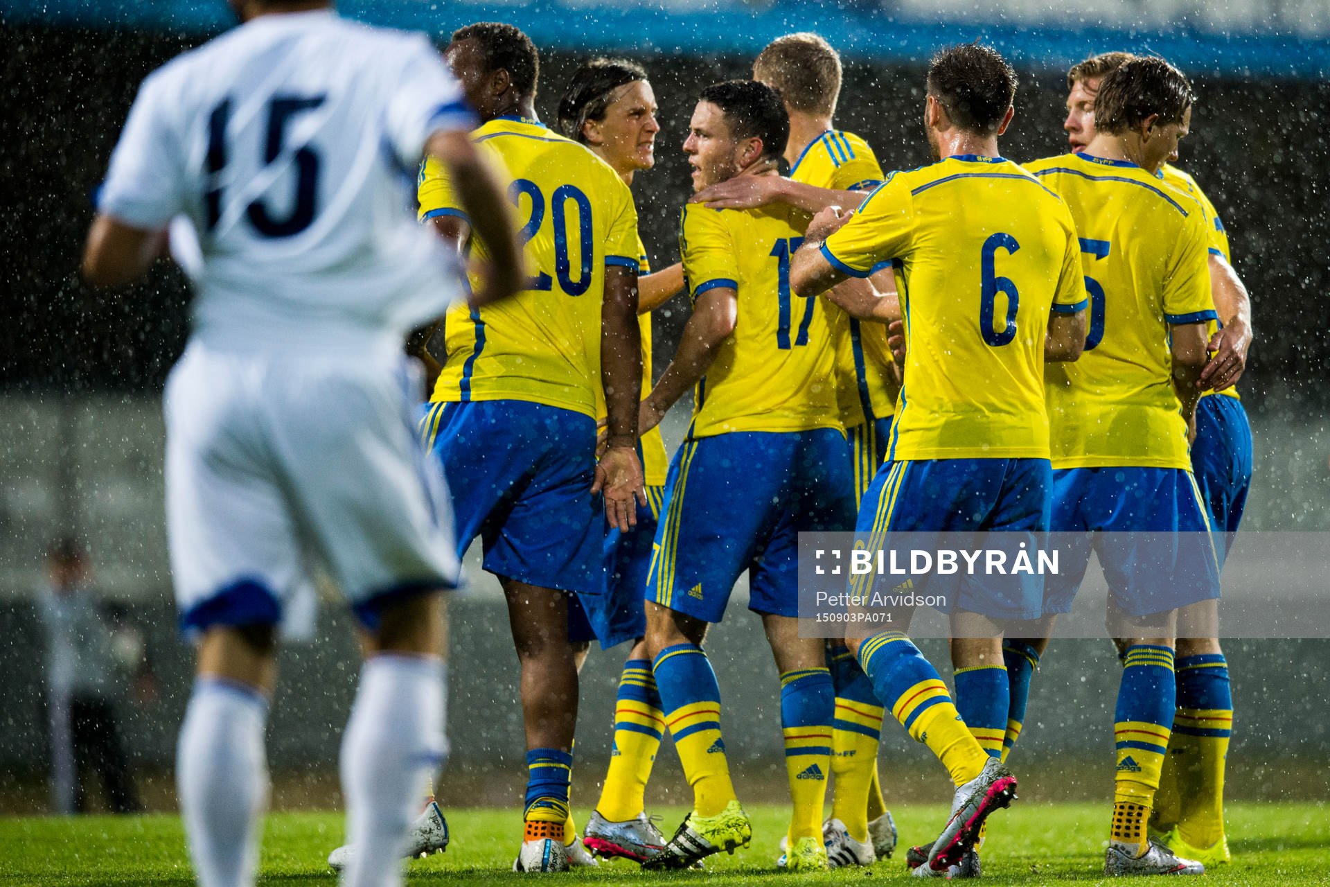 Sveriges spelare jublar efter 3-0 genom Kerim Mrabti (m) under fotbollsmatchen i kvalet till U21-EM mellan Sverige och San Marino den 3 september 2015 i Mjällby.