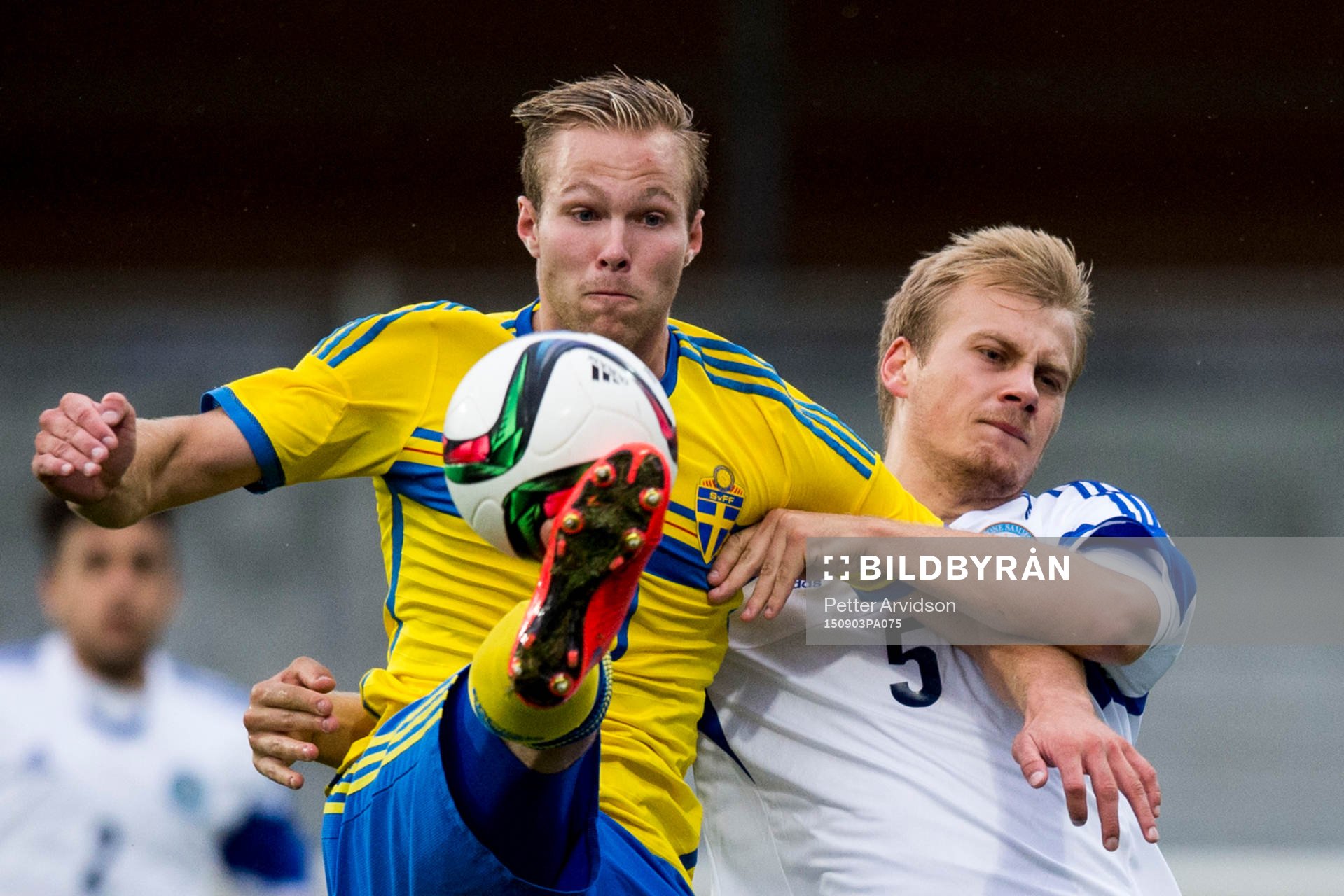 Sveriges Gustav Engvall i kamp med San Marinos Pietro Zanotti under fotbollsmatchen i kvalet till U21-EM mellan Sverige och San Marino den 3 september 2015 i Mjällby.
