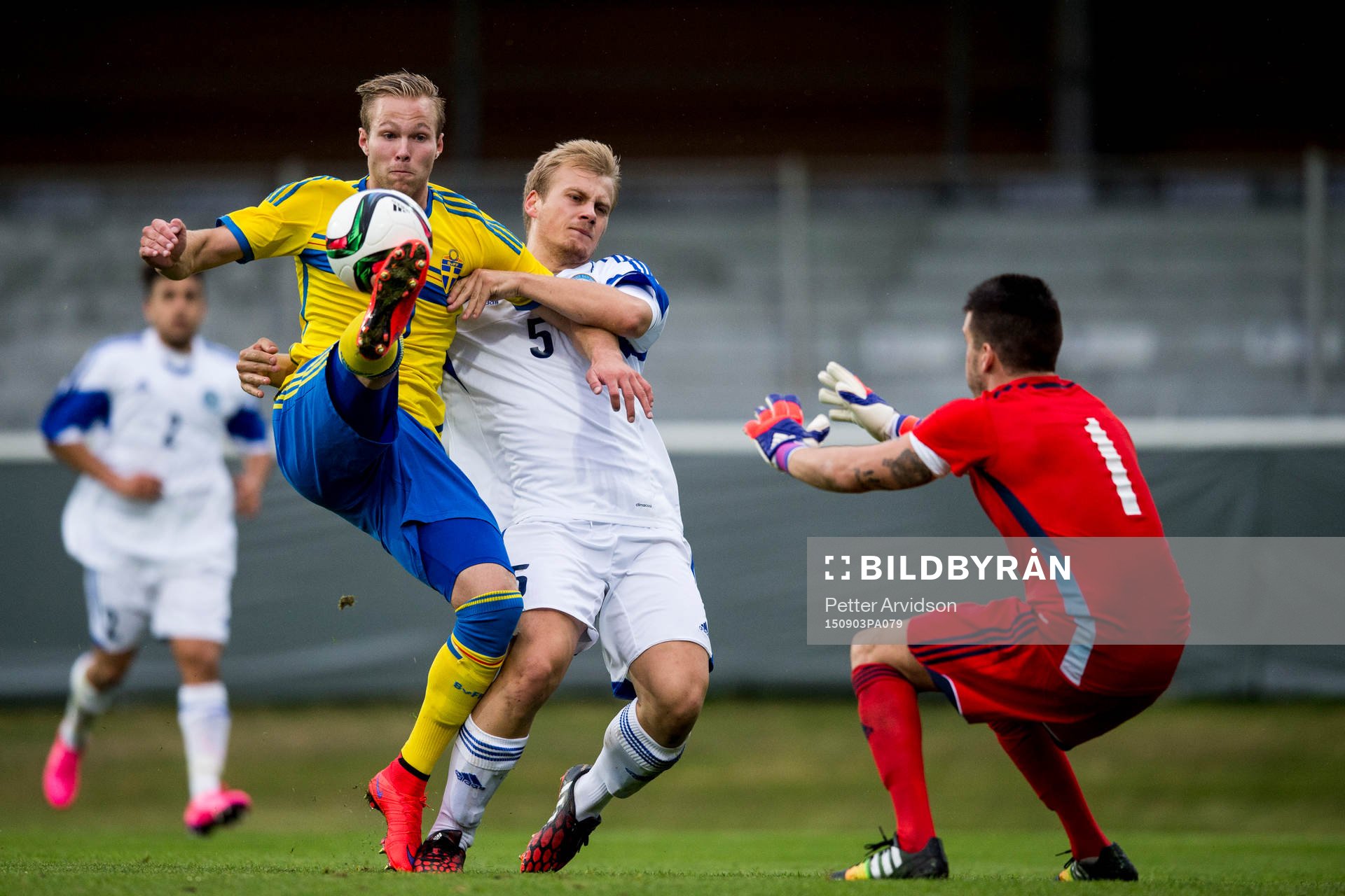 Sveriges Gustav Engvall mot San Marinos Pietro Zanotti och målvakt Andrea Manzaroli under fotbollsmatchen i kvalet till U21-EM mellan Sverige och San Marino den 3 september 2015 i Mjällby.