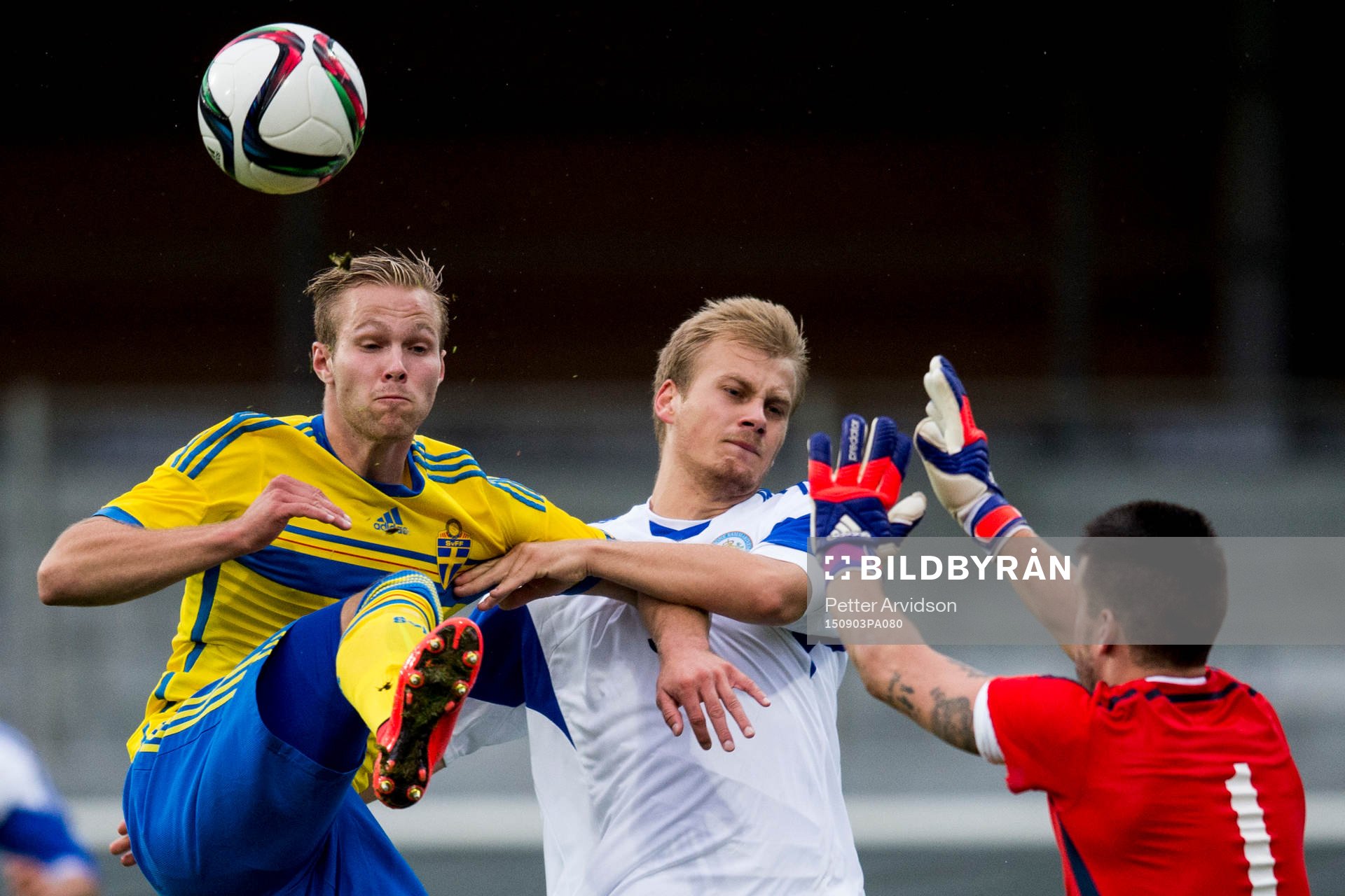 Sveriges Gustav Engvall mot San Marinos Pietro Zanotti och målvakt Andrea Manzaroli under fotbollsmatchen i kvalet till U21-EM mellan Sverige och San Marino den 3 september 2015 i Mjällby.