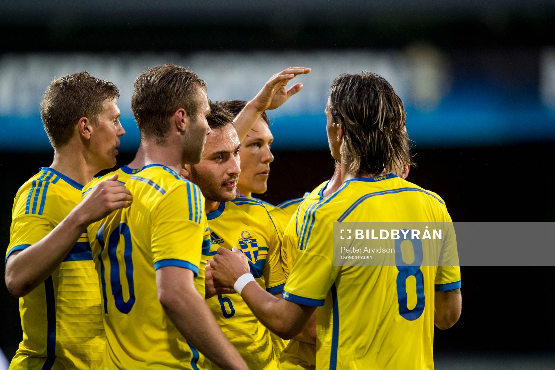 Sveriges Muamer Tankovic (m) gratuleras av sina lagkamrater