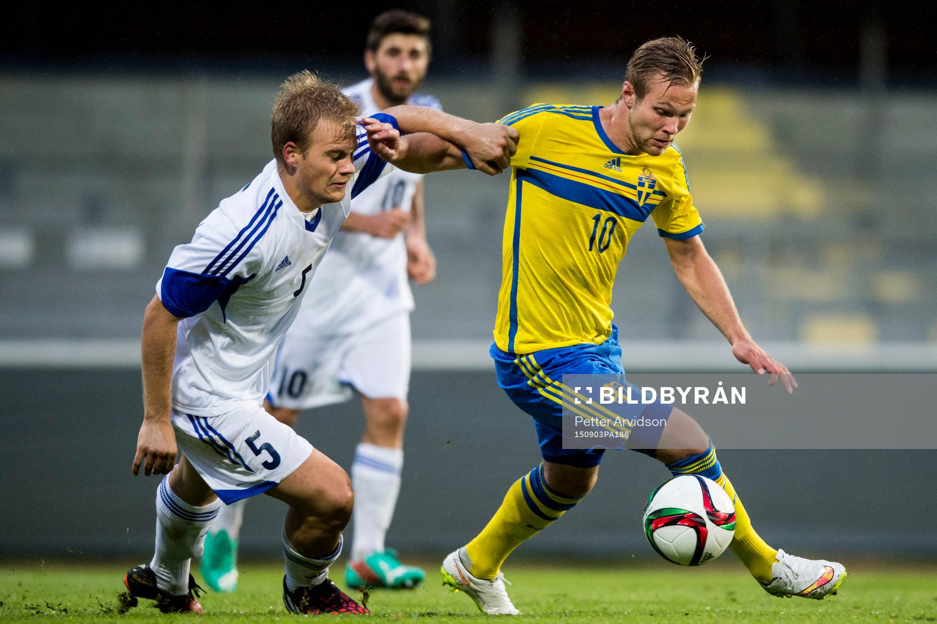 San Marinos Pietro Zanotti och Sveriges Gustav Engvall i kamp om bollen under fotbollsmatchen i kvalet till U21-EM mellan Sverige och San Marino den 3 september 2015 i Mjällby.