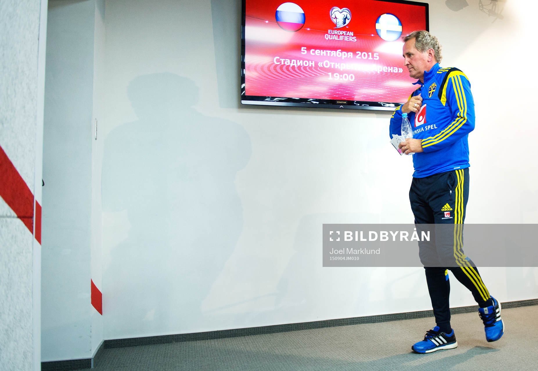 Förbundskapten Erik Hamrén lämnar en presskonferens efter Sveriges fotbollslandslag träning den 4 september 2015 i Moskva.