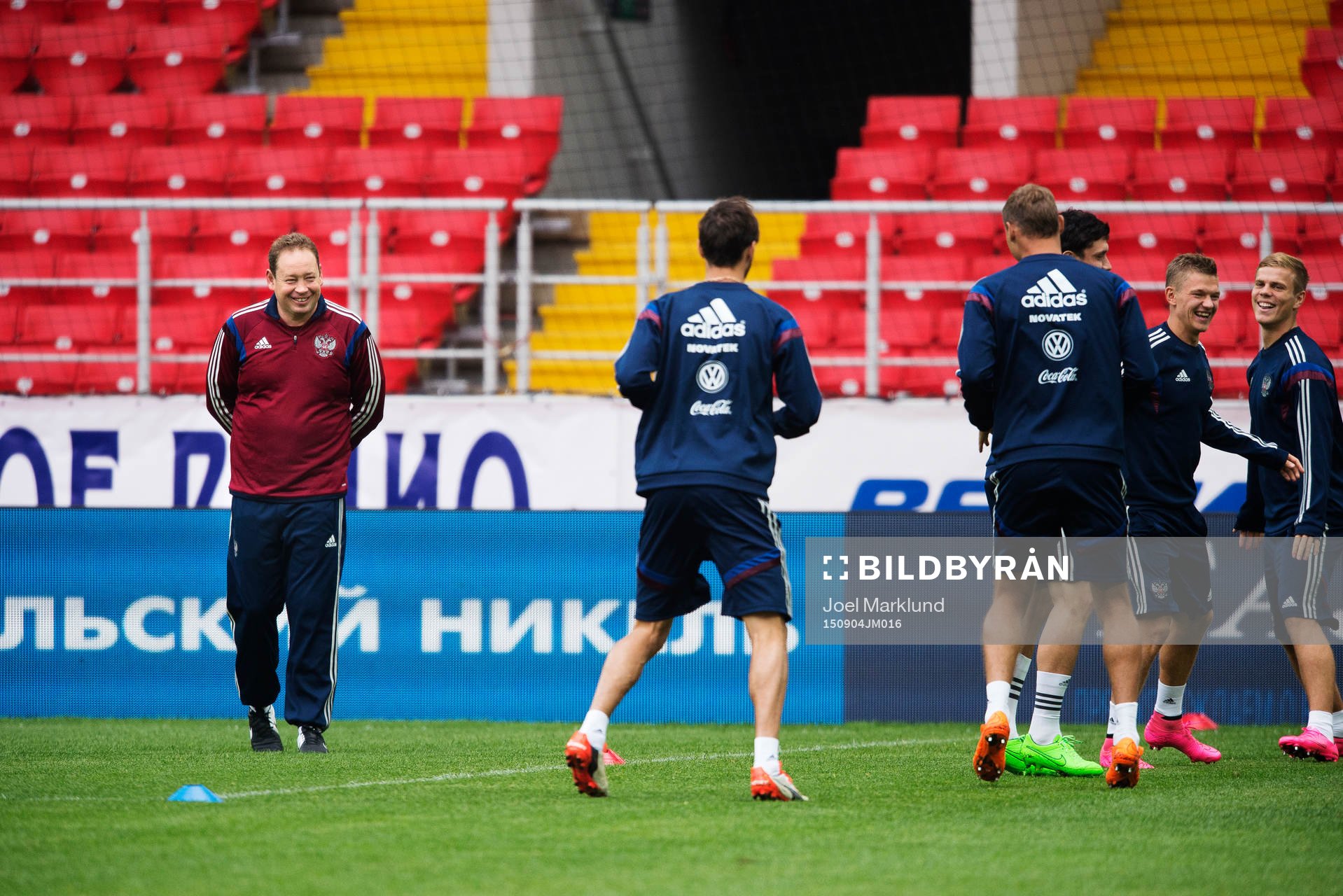 Förbundskapten Leonid Slutskiy ler på Rysslands fotbollslandslag träning den 4 september 2015 i Moskva.