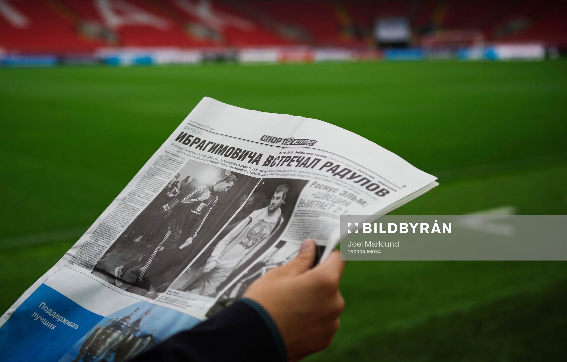En sportreporter läser en rysk tidning med Zlatan