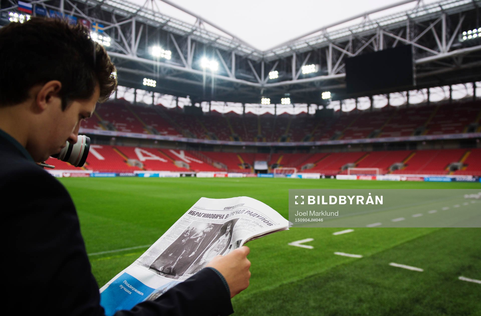 En sportreporter läser en rysk tidning med Zlatan