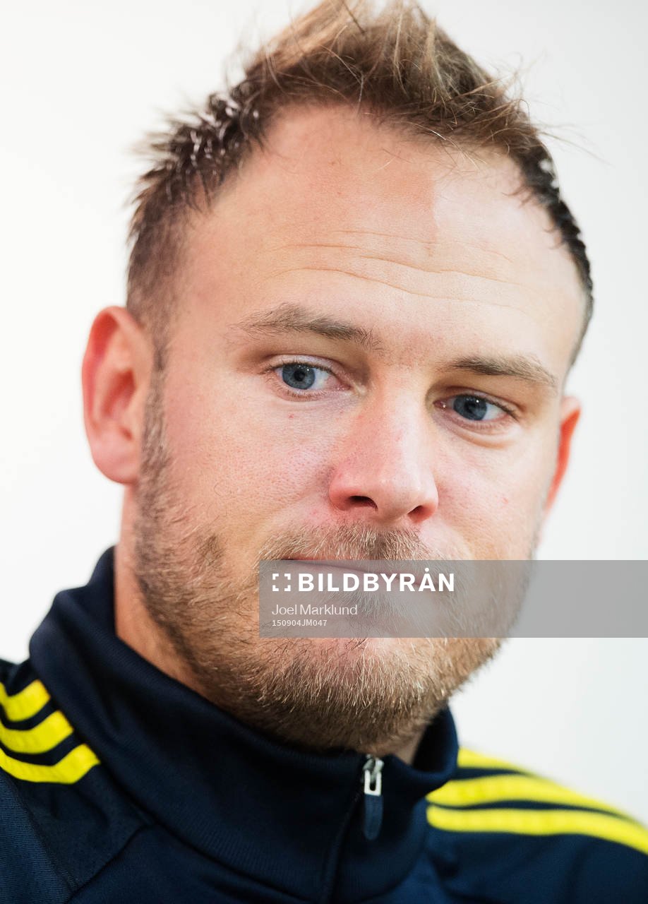 Andreas Granqvist på en presskonferens